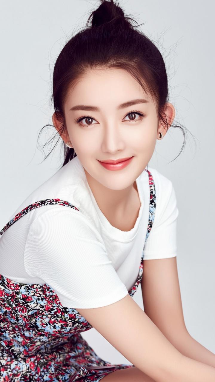 元气少女甜美微笑，简约穿搭尽显青春活力！🌟💖