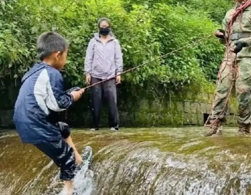 8岁走失儿童的遗体是在清碧溪的山涧里找到的，志愿者从40米高处降下后发现了他，此