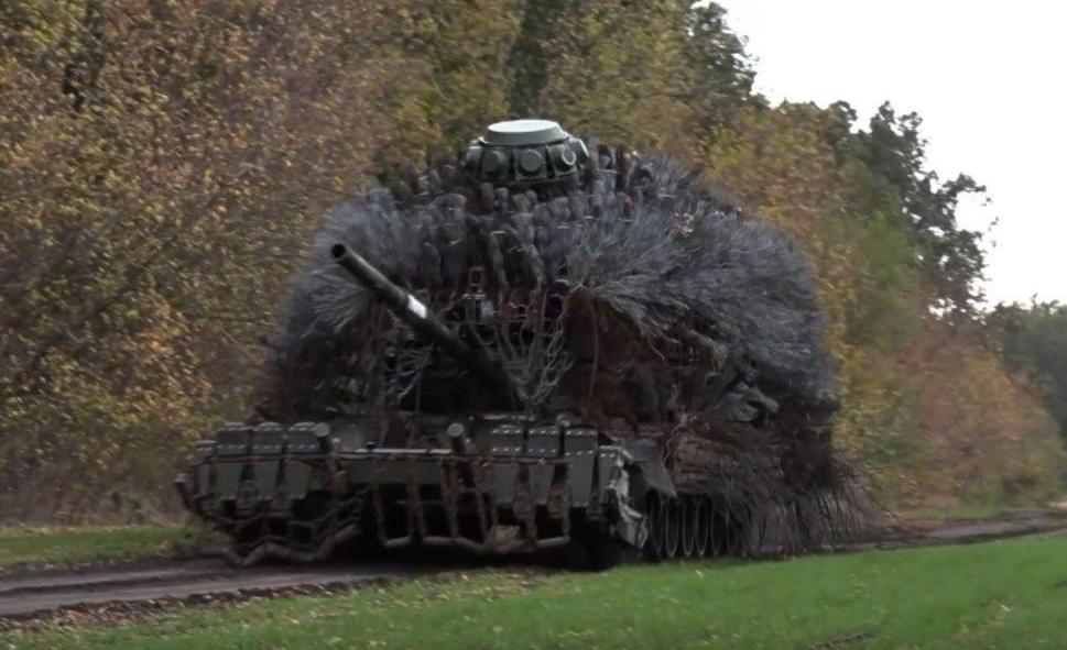 当地时间11月2日，俄罗斯军工改造了一辆T-80BVM坦克，这已经不能叫刺猬战车