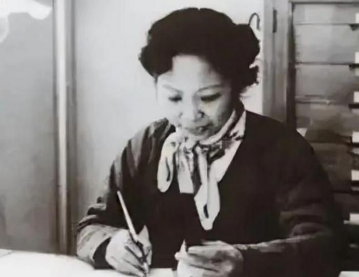 当美国海关在1957年从一位中国妇女的手提箱中私吞6800美元时，她高兴得哈哈大