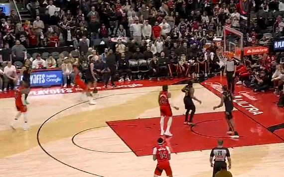 英格拉姆三分压哨命中，猛龙中场结束前打出10-0反超骑士