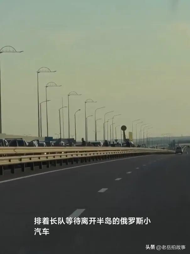 这次克里米亚半岛可能要回到乌克兰手里了！乌克兰中程无人机仍在发威。对克里米亚半岛