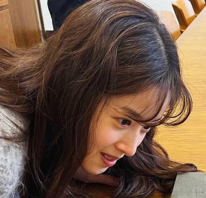 生孩子多确实会加速衰老？？！有3个孩子的31岁章泽天也有白发了，说明再顶级的保养