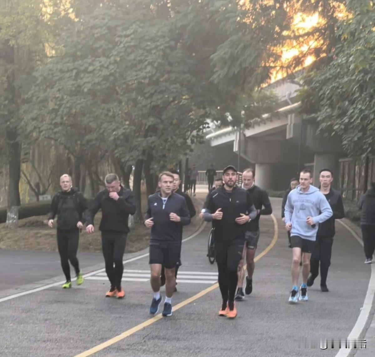 马克龙在晨跑，陪跑的人还真不少！[呲牙]
12月5日，有成都当地网友拍到法国总统