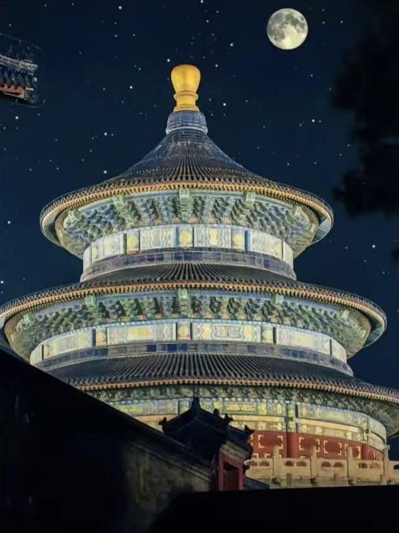 蓝色琉璃瓦在夜色中泛出深邃的光泽，搭配鎏金宝顶与殿身精美的龙凤和玺彩画，尽显皇家