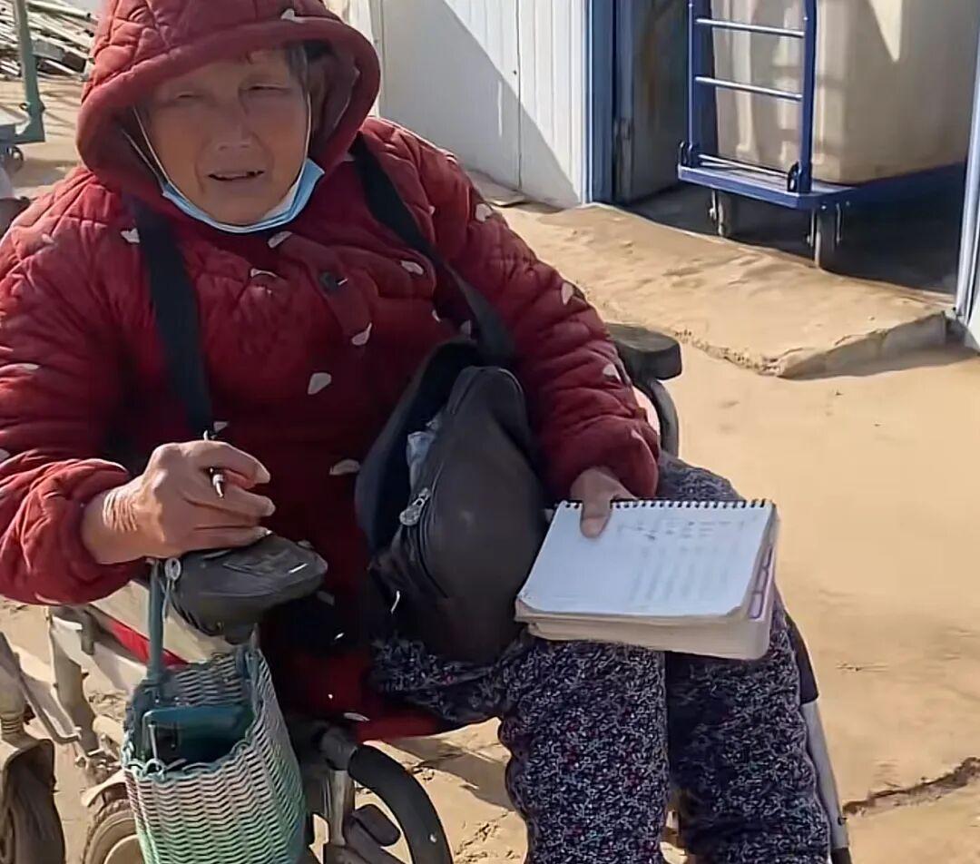 快来看看这位超励志的奶奶！河南济源69岁的李小稳，坐着轮椅干了30多年红薯生意，