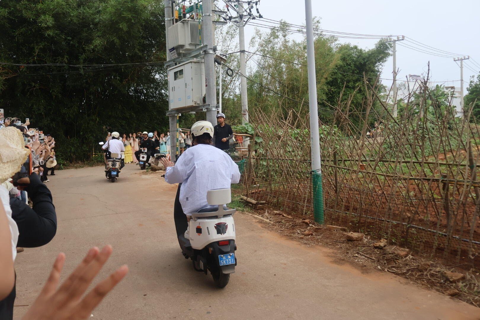 鹿晗骑电动车鹿晗五哈骑电动车上班 捕捉到一只小萌鹿☺️！！ 太帅太可爱了。 