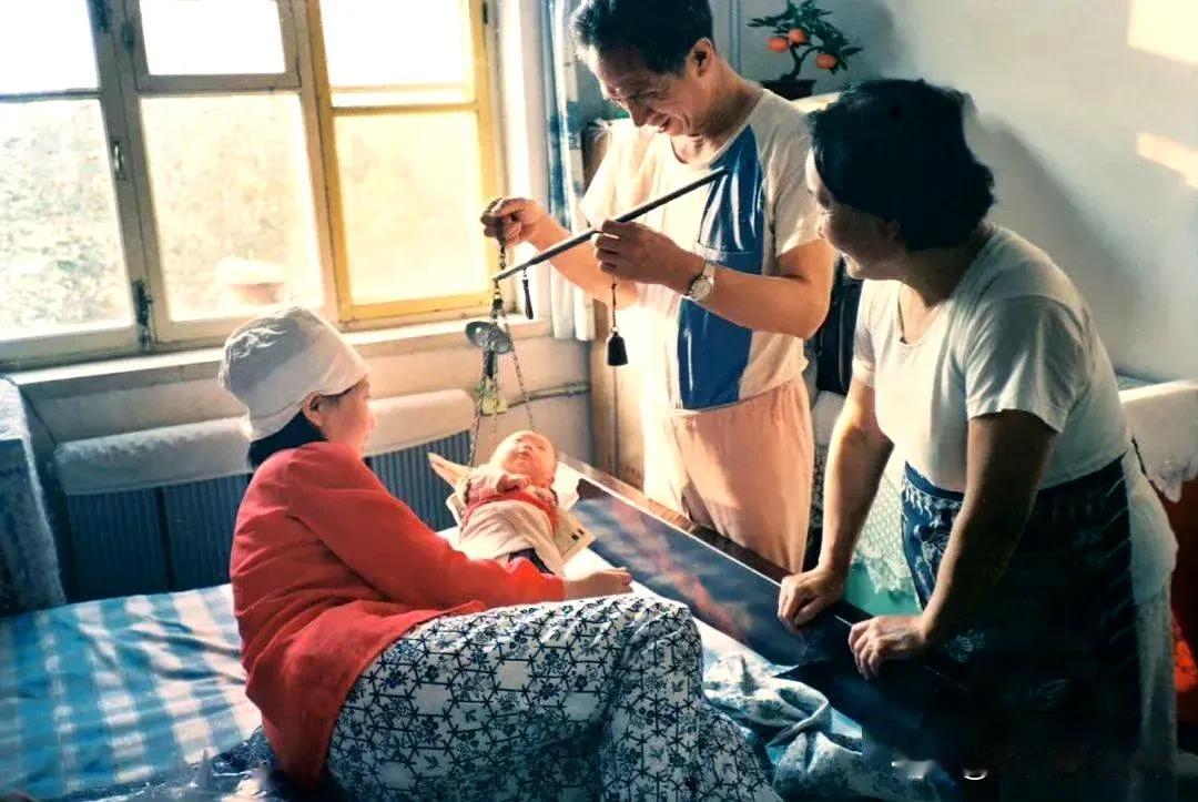 你小时候有被这样称重过吗？这是1988年辽宁沈阳一个婴儿满月称重要照片。