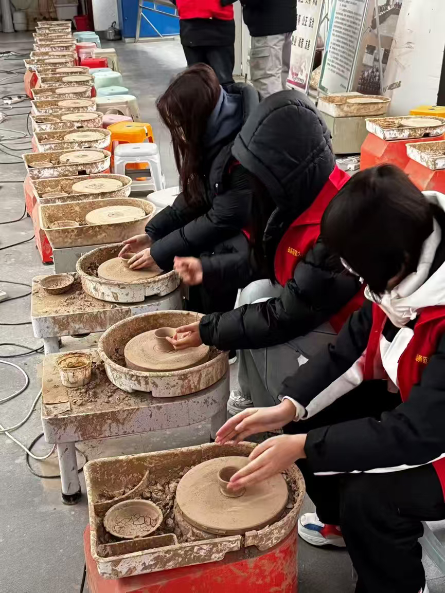 秦岭笑谈【指尖上的对话：青年学子体验龙山黑陶拉坯技艺】曲阜师范大学三下乡青春三下