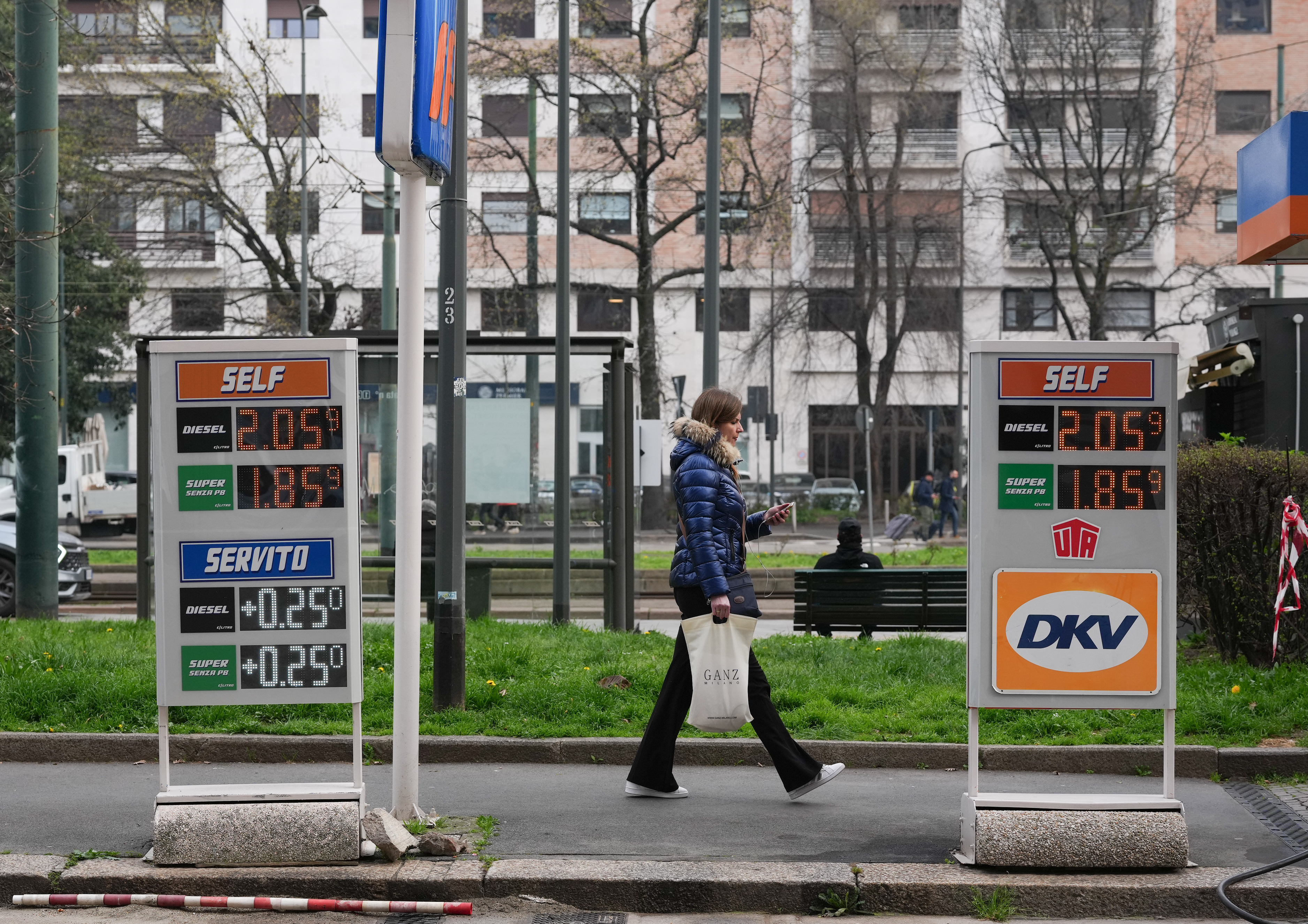 今天起国内油价调整，92号汽油重回8元时代。这次是3月以来第二次上调：- 3月2