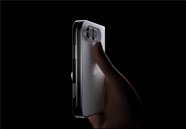 苹果首款折叠屏iPhone来了！
           据数码闲聊站爆料，将定名