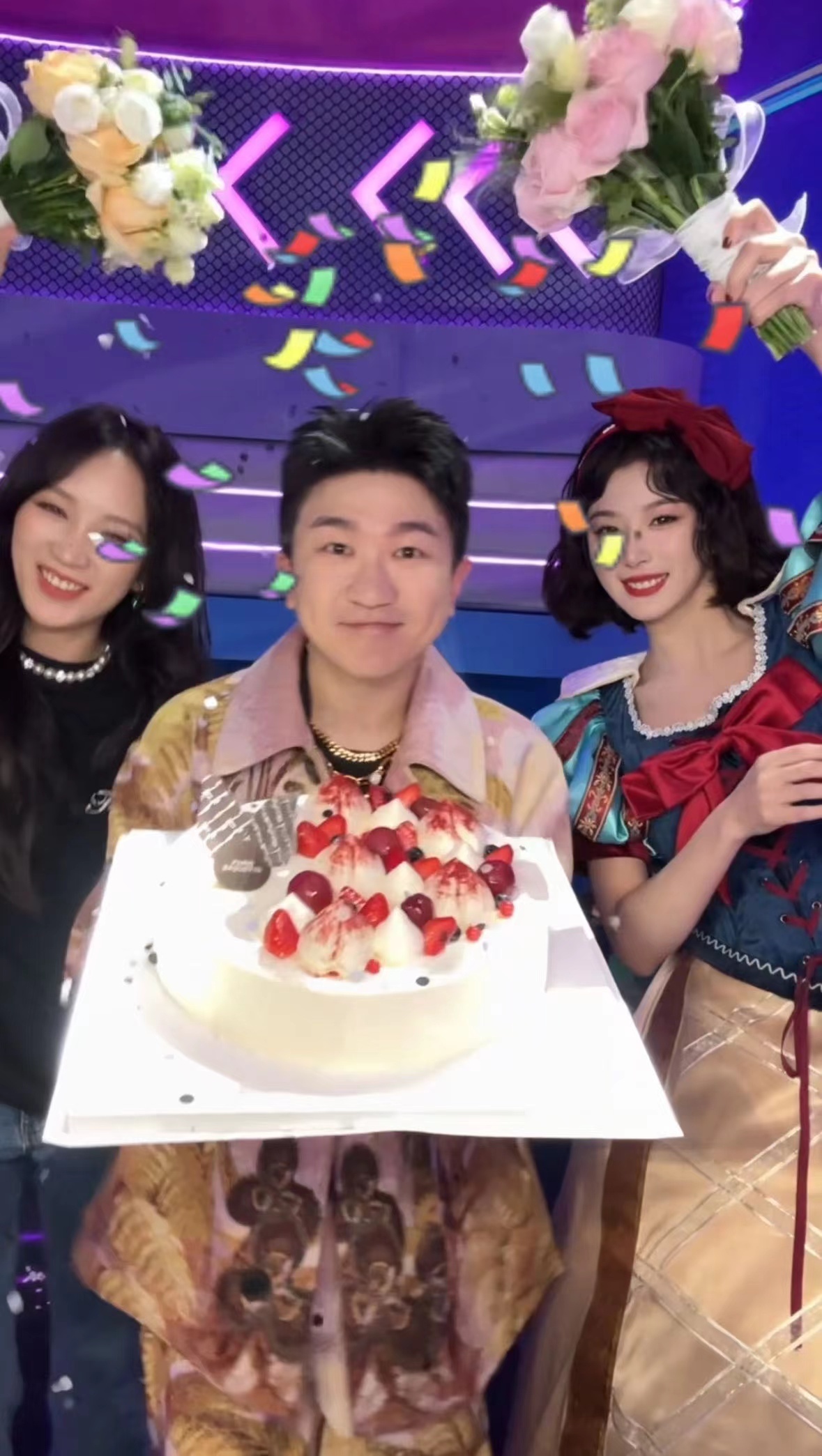 #张大大传手机传给了好多明星#  娱乐圈人脉张大大传手机的能力也太强了吧，他这到