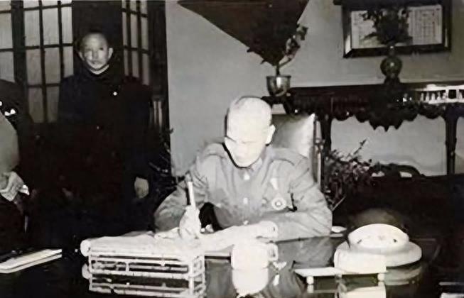 西安事变期间蒋介石被俘，第一时间对张学良说的话竟然是：我的文件包千万不可给别人看