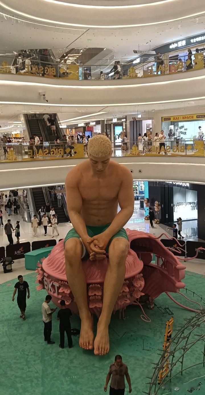 海口龙湖天街巨人像非常吸睛，有何寓意？
国庆去海口龙湖天街的人们发现，在中厅摆放