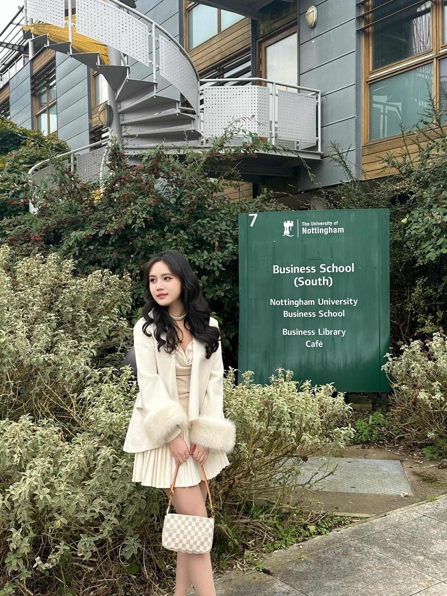 我问她幸福与否。