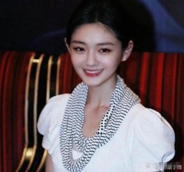 大S年轻时的美貌举世瞩目，汪小菲仅见了几次便一见钟情。 ​​​