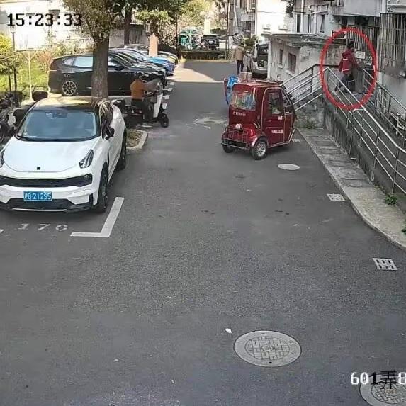 真的太讽刺了！
价值近八千的手机
快递放门口失踪二十多天，最后居然靠手机自己定位