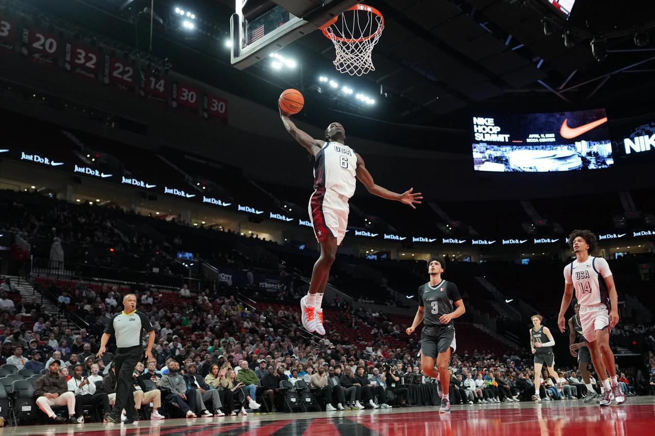 在2026年耐克篮球峰会上，美国队与世界队鏖战至加时，最终以102-100险胜对