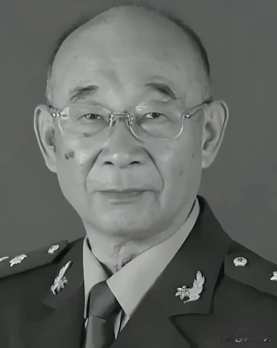 他穿着5元背心，却干着上亿的项目！

在科研所里，高伯龙总是穿着那件洗得发白的5