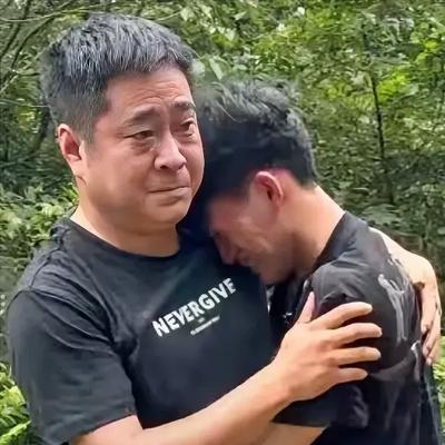 🐒泪目！湖南一名少年结束全部高考科目，来到父母长眠的坟前祭拜。行礼完毕，他猛地
