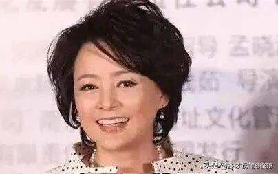 不敢相信自己的眼睛，照片中的女演员竟然有60多岁了，她优雅大气，怎么看都比刘晓庆