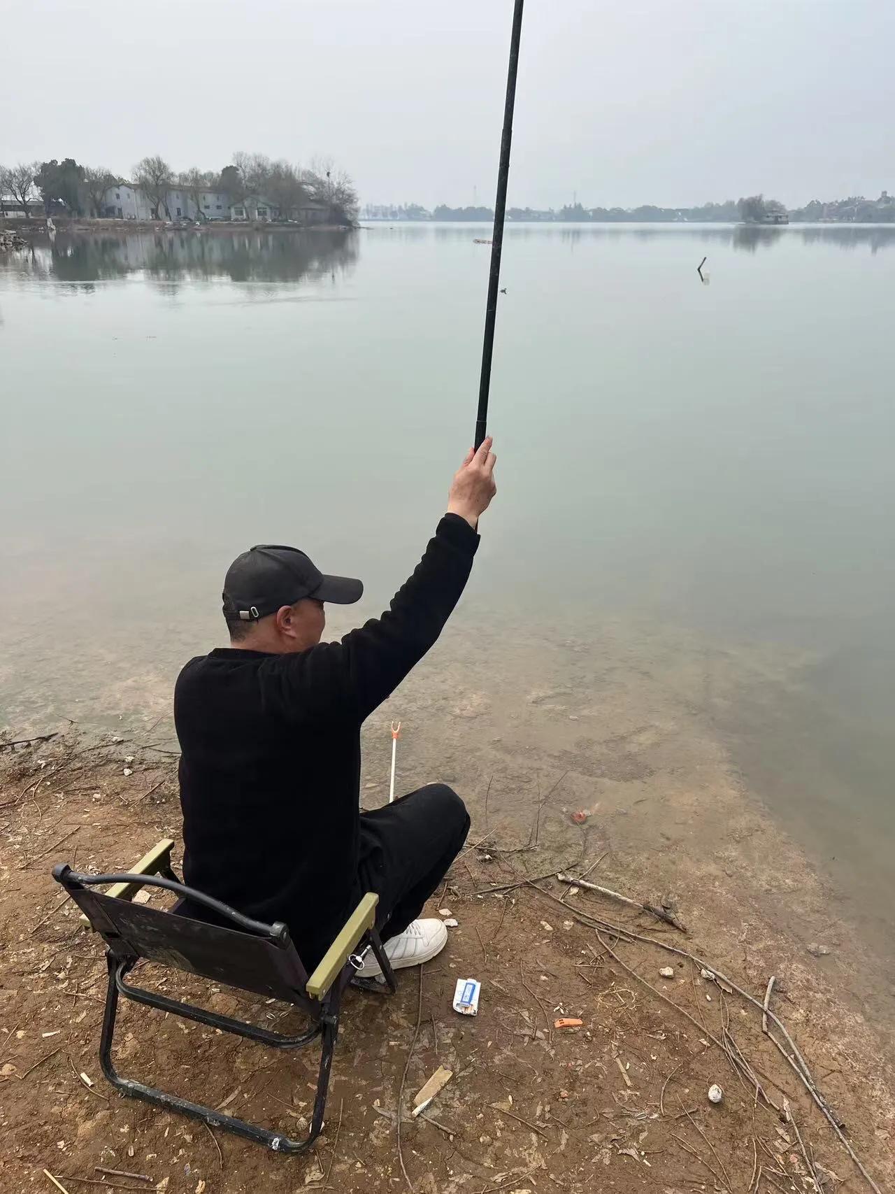 斥垂钓
文｜孙玉良
2025年11月29日，南京，晨，见人河边垂钓，斥责之。——