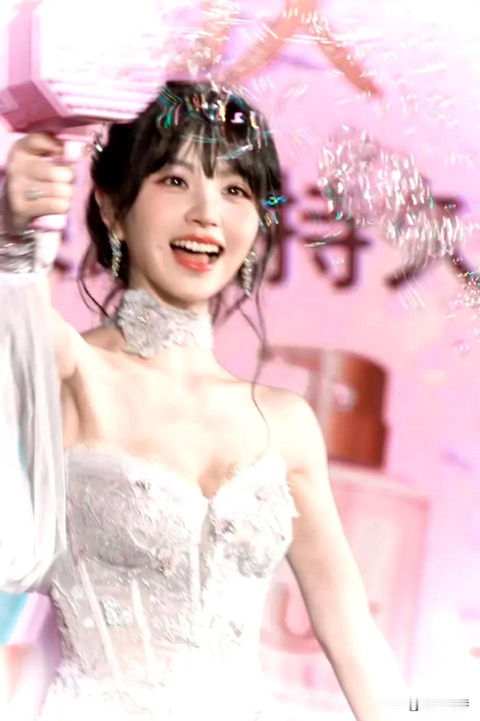 甜美可爱的田曦薇。