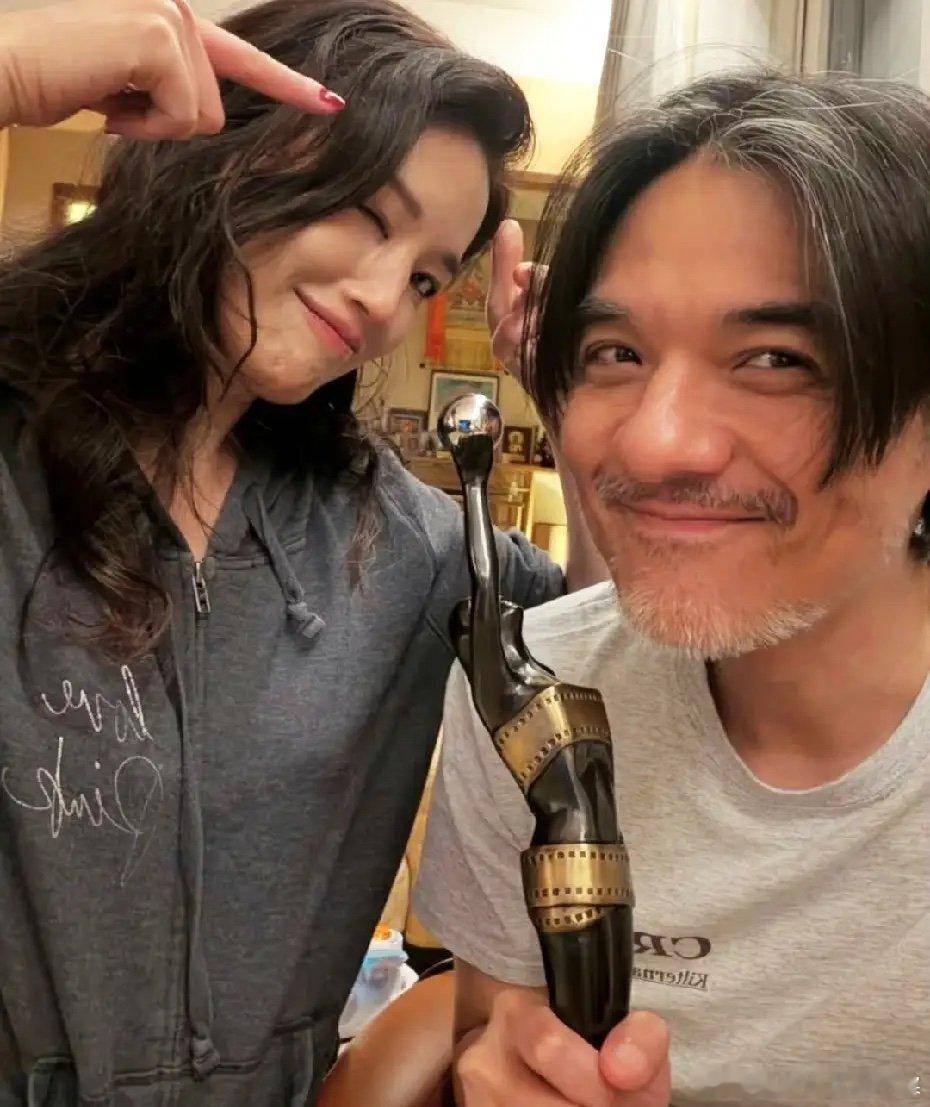 舒淇冯德伦和金像奖奖杯合照舒淇冯德伦和奖杯合照舒淇冯德伦和金像奖奖杯合照，冯德伦