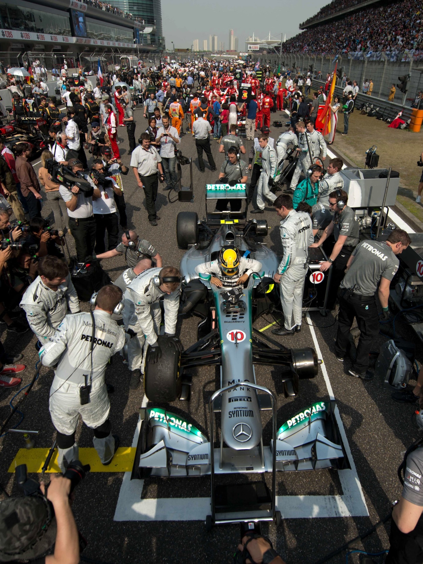 汉密尔顿即将进入生涯第20个赛季，他在Ins上选取了20张照片，并写道：“这将是