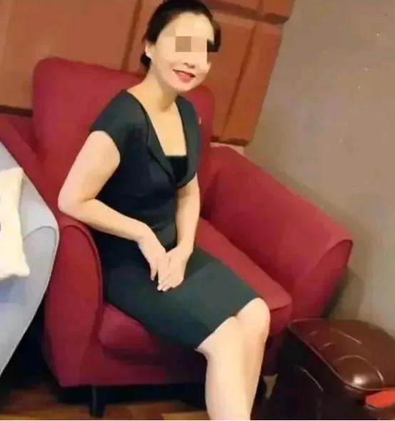 [送心]上海，一小伙被42岁富婆包养，因沉迷对方美色和财富，小伙爱上了富婆，打算
