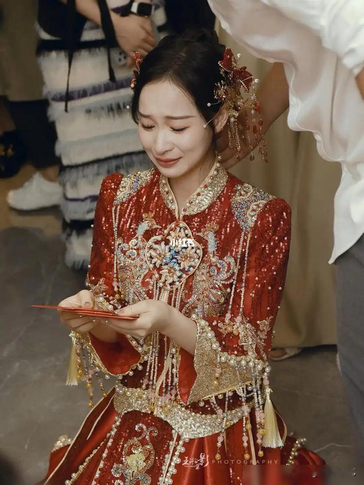 笑不活了，婚礼现场直接掀桌子？这哪是大喜日子，这是大型翻车连续剧实拍啊！
说好