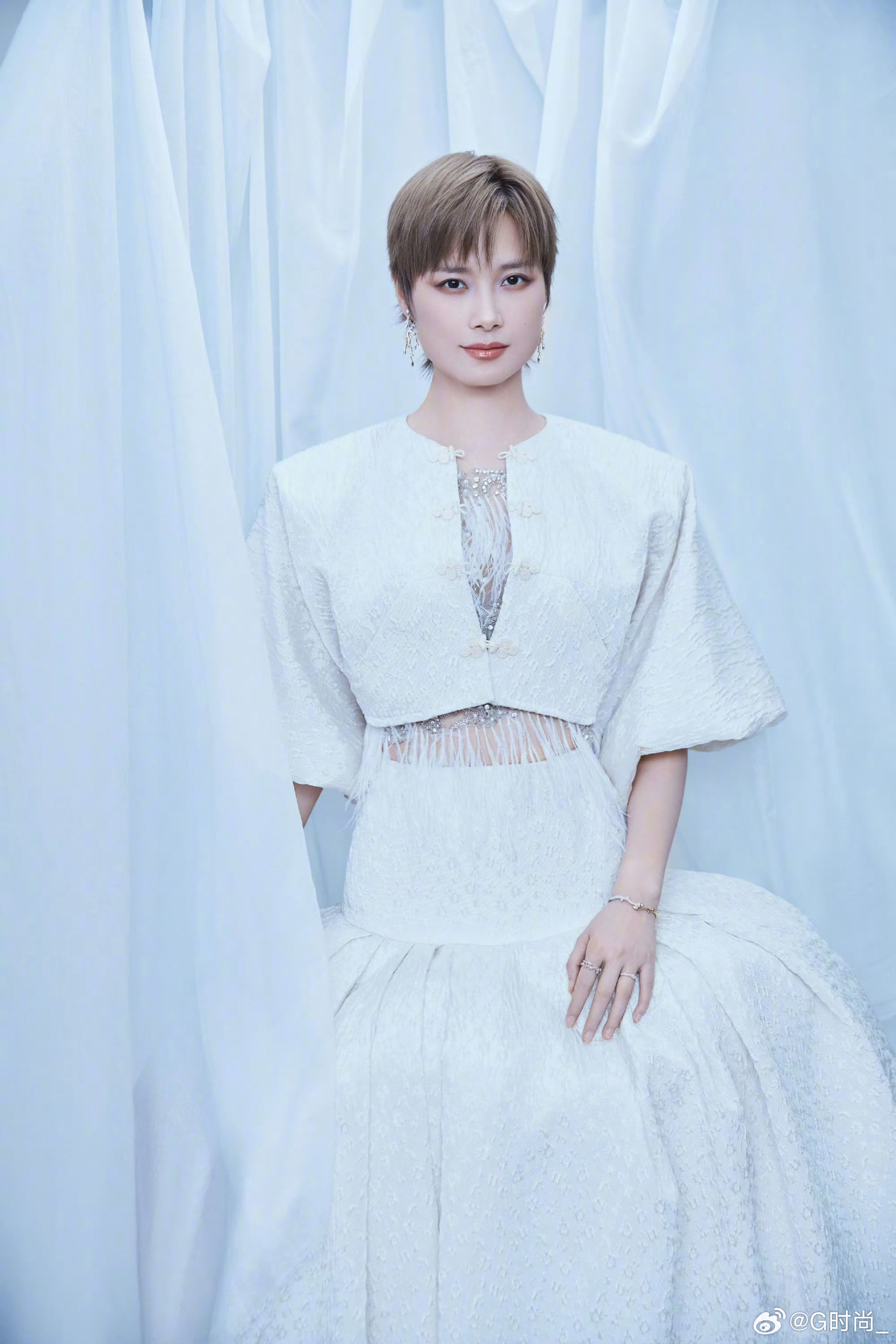 国乐无双舞台造型释出！李宇春一袭HELENA裙装优雅登场，搭配MAISONALT