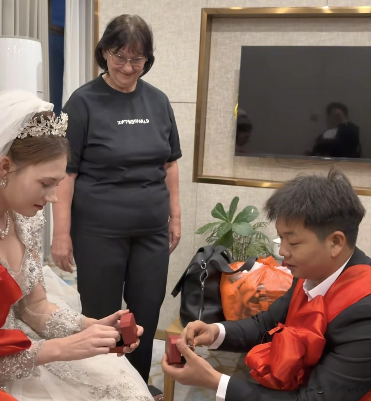贵州小伙子一分彩礼没有花娶回了洋媳妇，并且老丈母娘一起陪嫁来到了贵州。
    