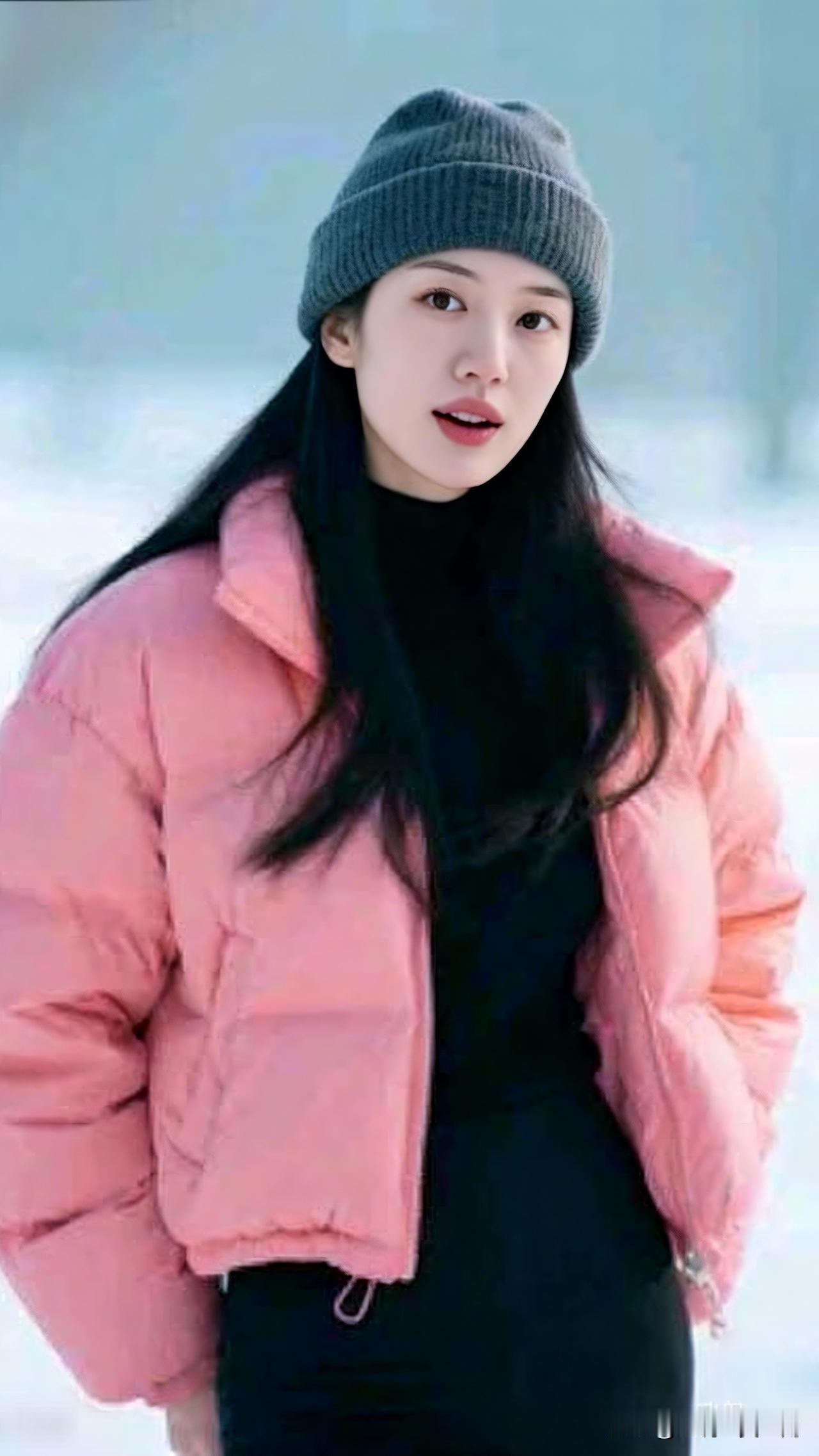 寒冬雪中立，粉衣映梅香。照片记录你眼中的美 冬日暖阳下，粉色的羽绒服与灰色针织帽