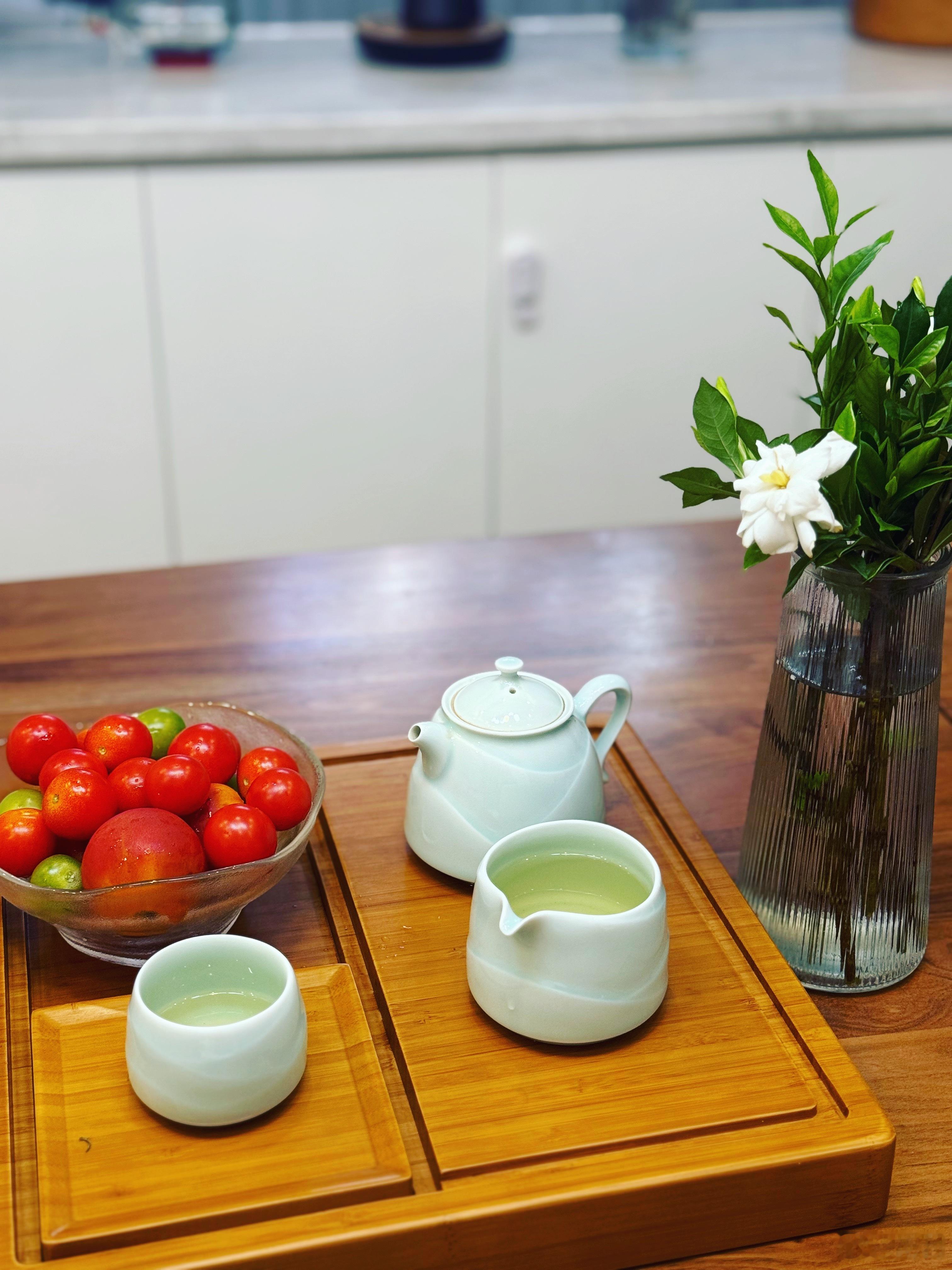 喝着茉莉花茶闻着栀子花的清香总算轮到我风雅一回 