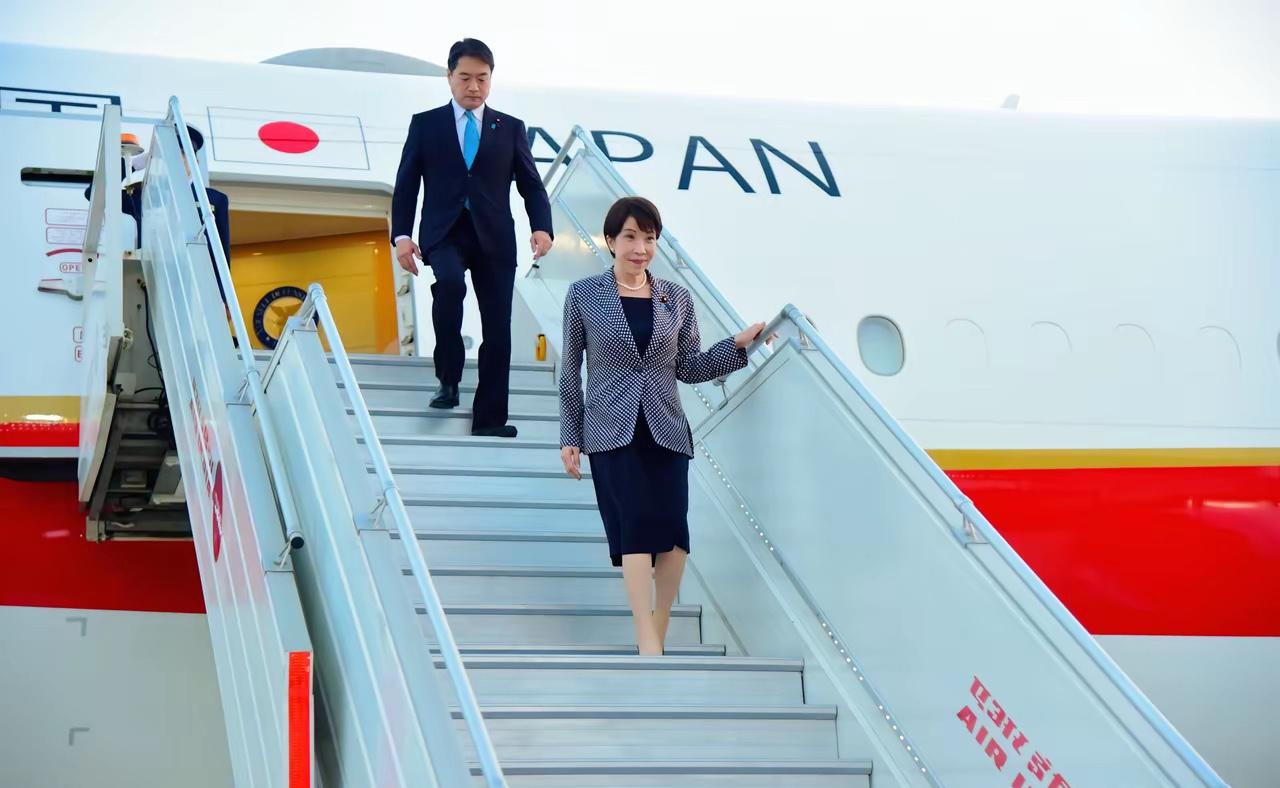 降级接待，日本很失望。

当地时间7月1号，高市早苗好不容易到了新德里，日本出发