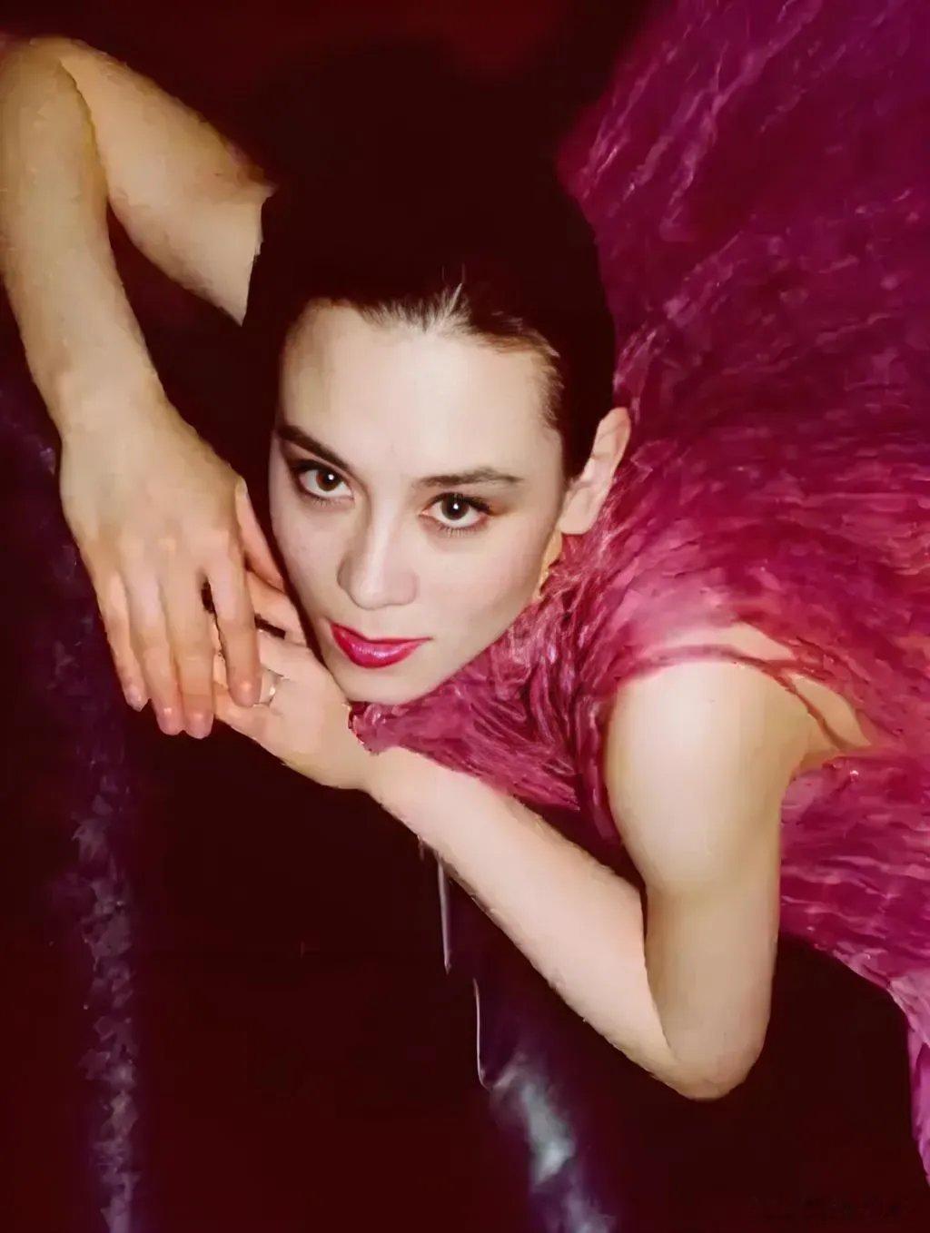 混血著名模特周天娜说：“我以前以为性开放是自由。后来我才知道，性开放是陷阱。你掉