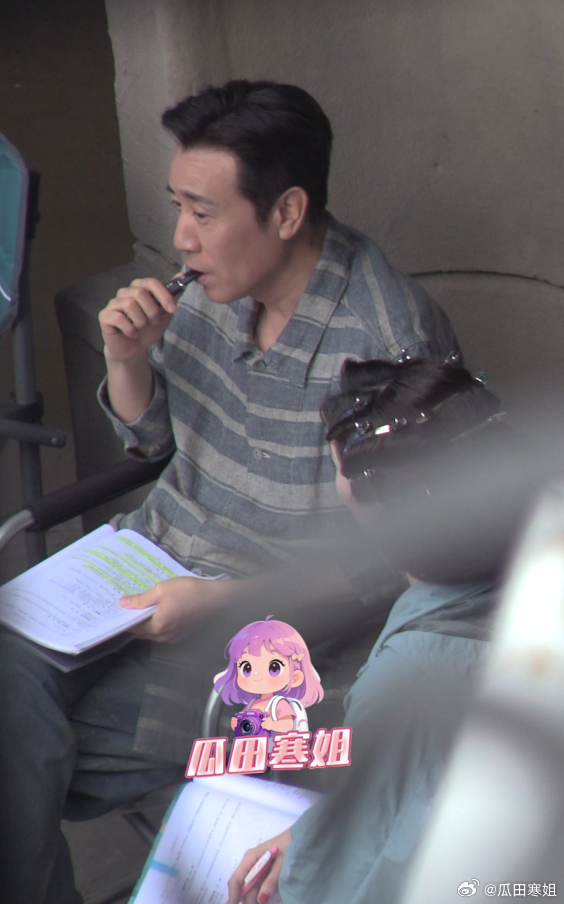 于和伟与江疏影片场探讨剧本好有松弛感于和伟真是自带松弛感。于和伟和江疏影在片场围
