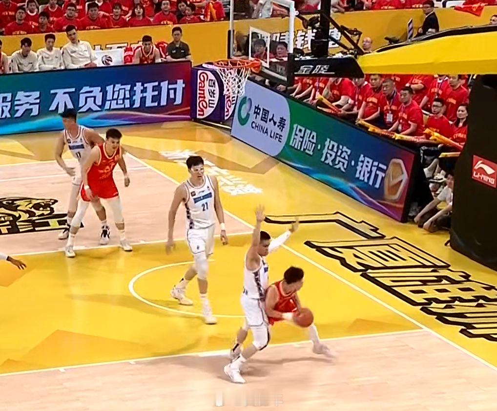 这个防守太典型了：陈盈骏顶防孙铭徽，身后还有周琦的随时准备补防，北京男篮的防守很