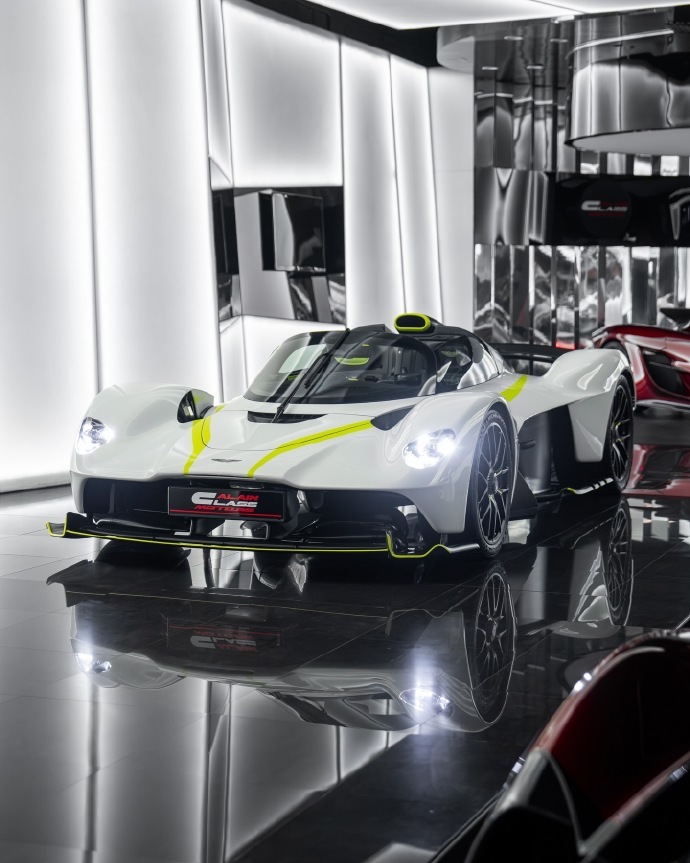 阿斯顿·马丁Valkyrie Spider重力在这里无能为力。每一线条都切割着风