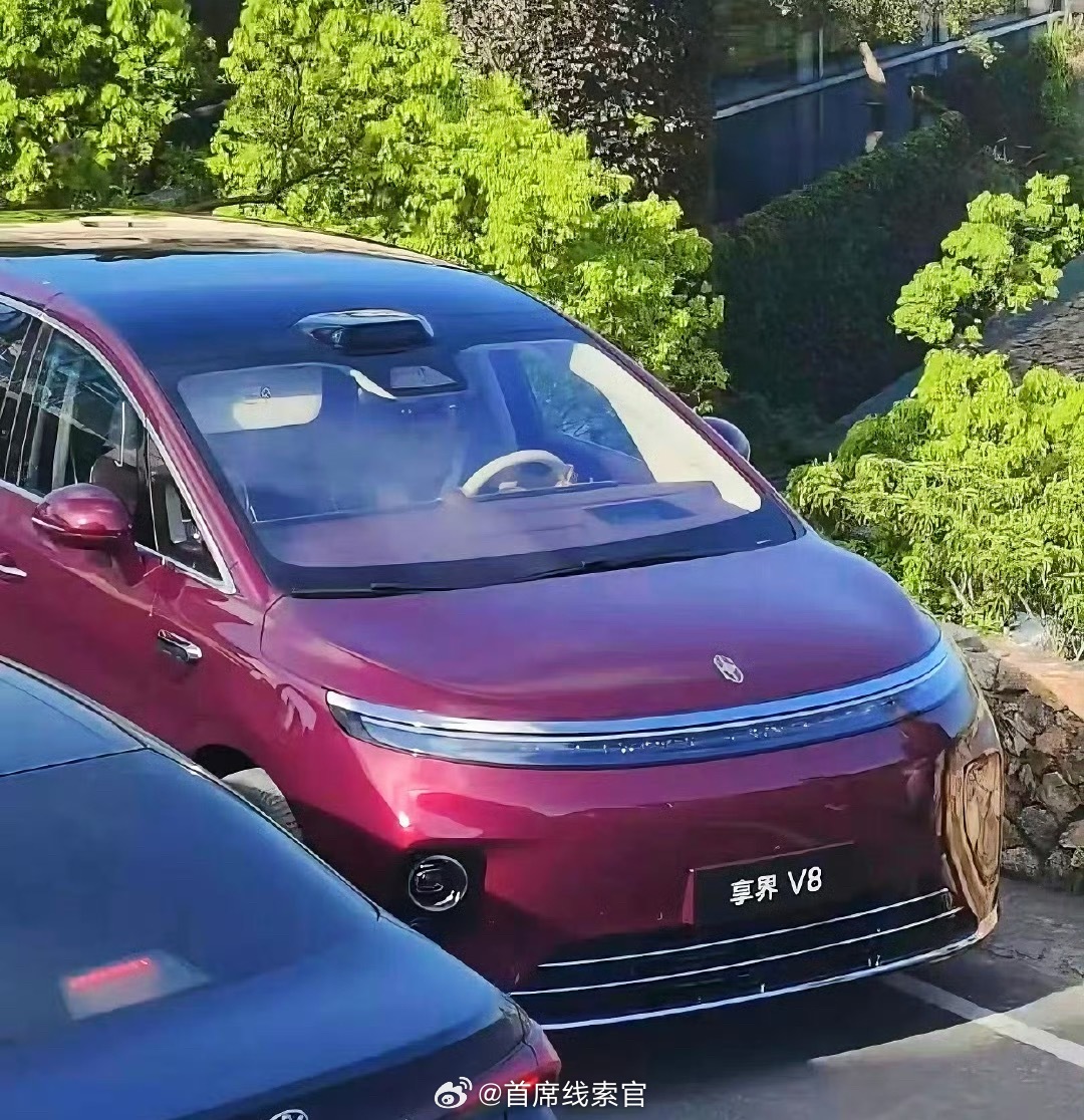 鸿蒙智行享界 V8 的无伪装测试车谍照。此次曝光的享界 V8 采用了享界标志性的