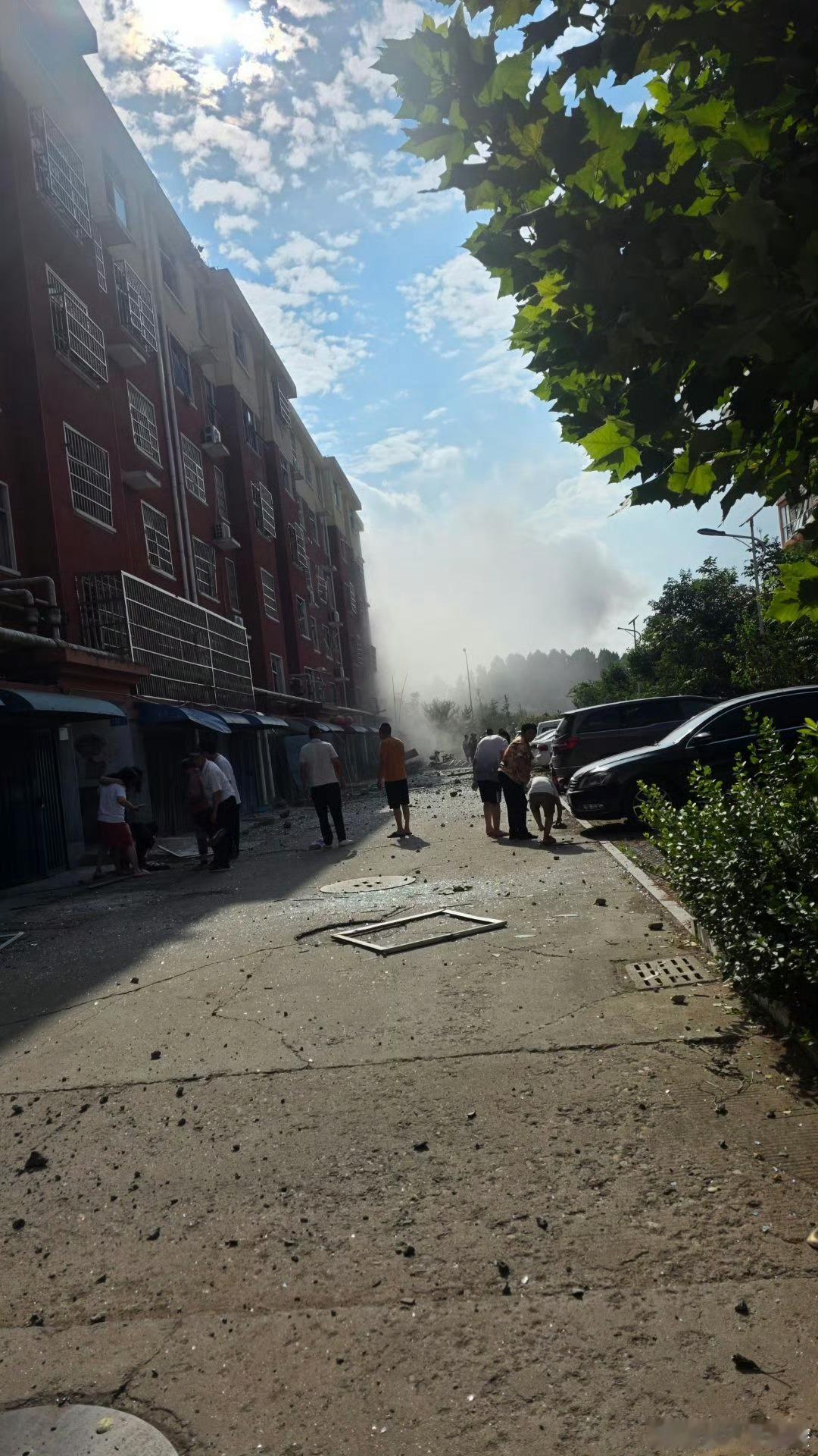 临沂爆炸8月21日下午临沂发生爆炸幸好无一人伤亡网传是煤气爆炸 但有人说是有化学