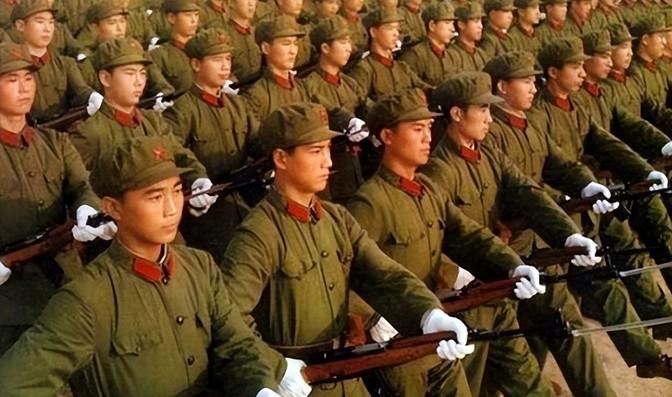 上世纪80年代，边境打完仗后，很多部队竟然在前线驻地的乡镇做起了生意，卖的东西也