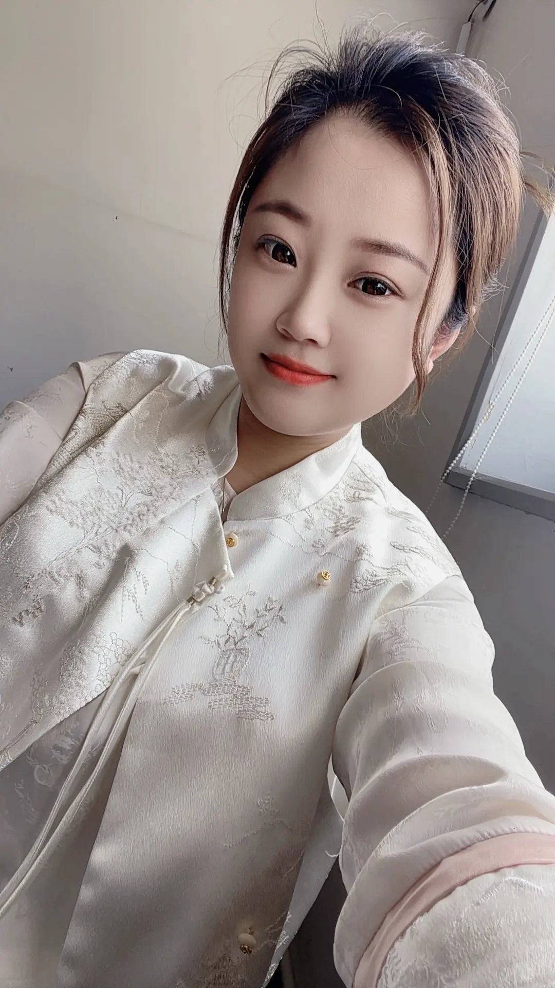 把温柔藏进细节里，把努力融进生活里。成熟指的不是年龄，而是能安放情绪的...