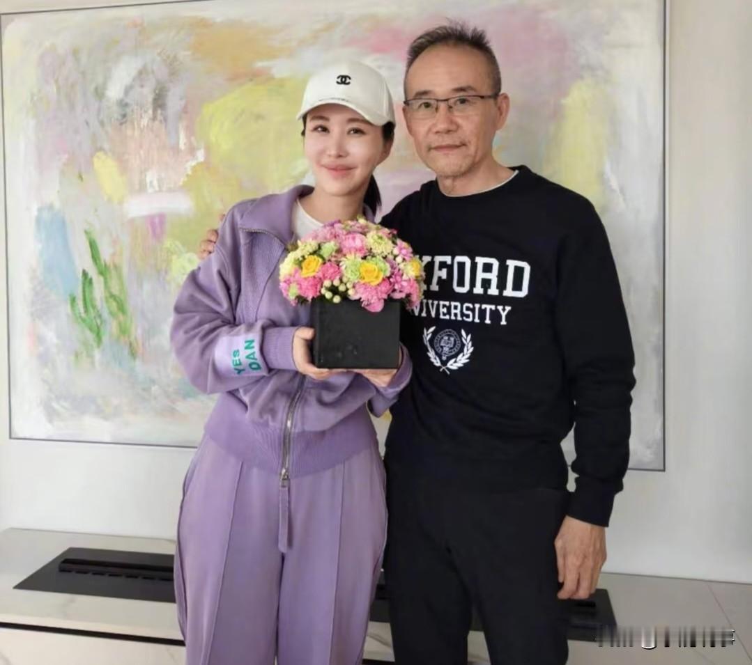 王石这一步走得让人看不明白。
七十多岁的人，本该含饴弄孙，
如今却要陪着年轻妻子