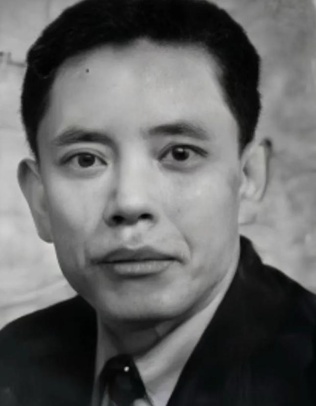 1948年，军统元老余乐醒在自贡遇到了自己的学生，可这个学生却准备抓他，余乐醒见