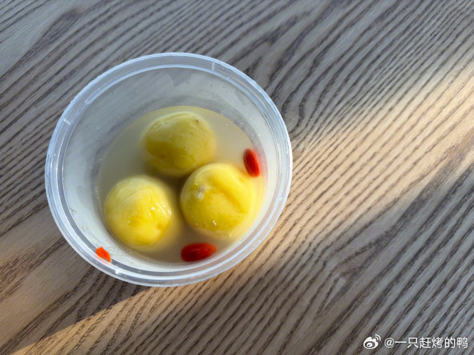 刘宇宁拍的新西兰汤圆 刘宇宁说新西兰也有汤圆，还有远远的思念。好暖的宁哥，元宵节