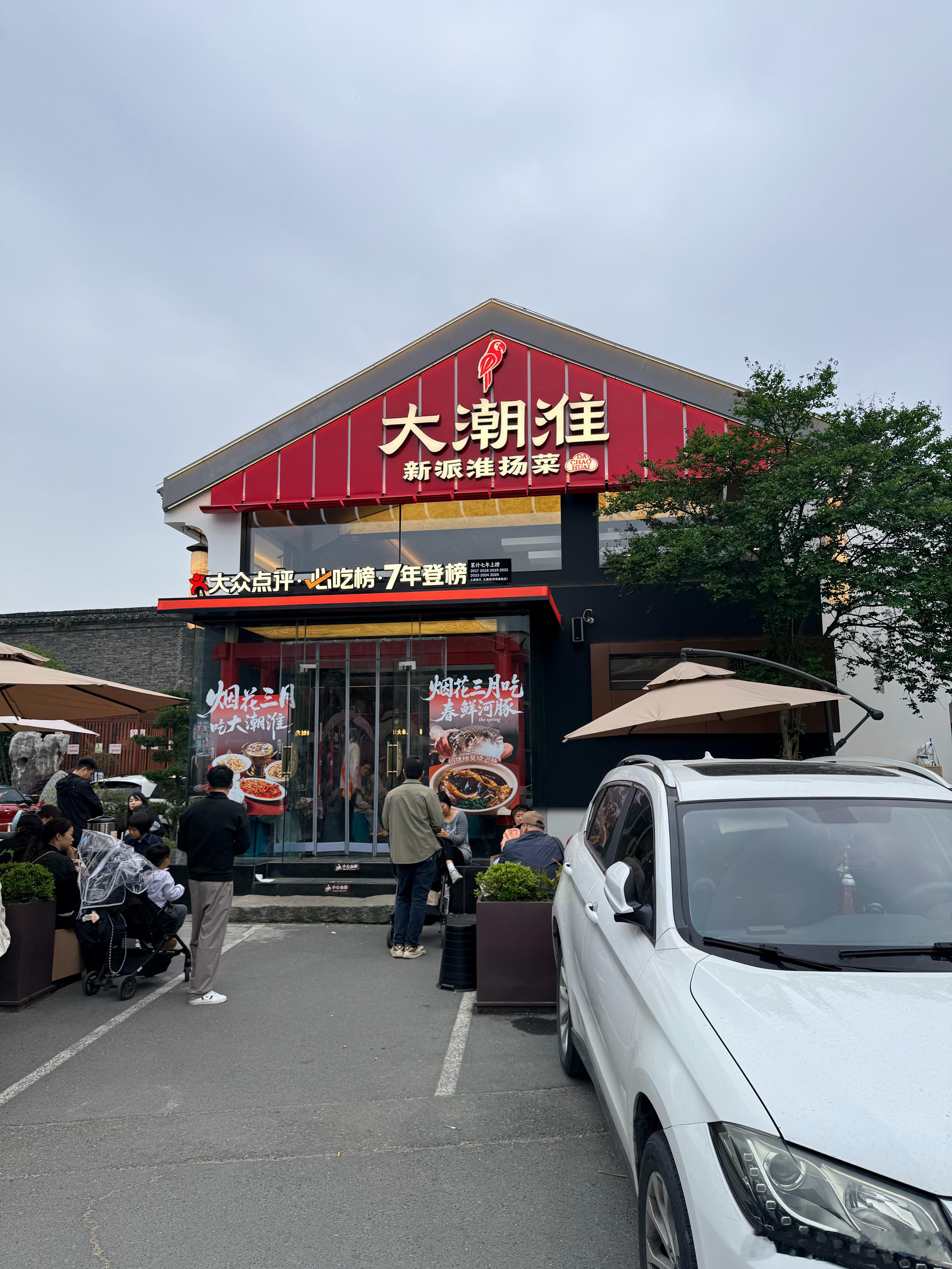 扬州人好多想排队吃饭，没号了