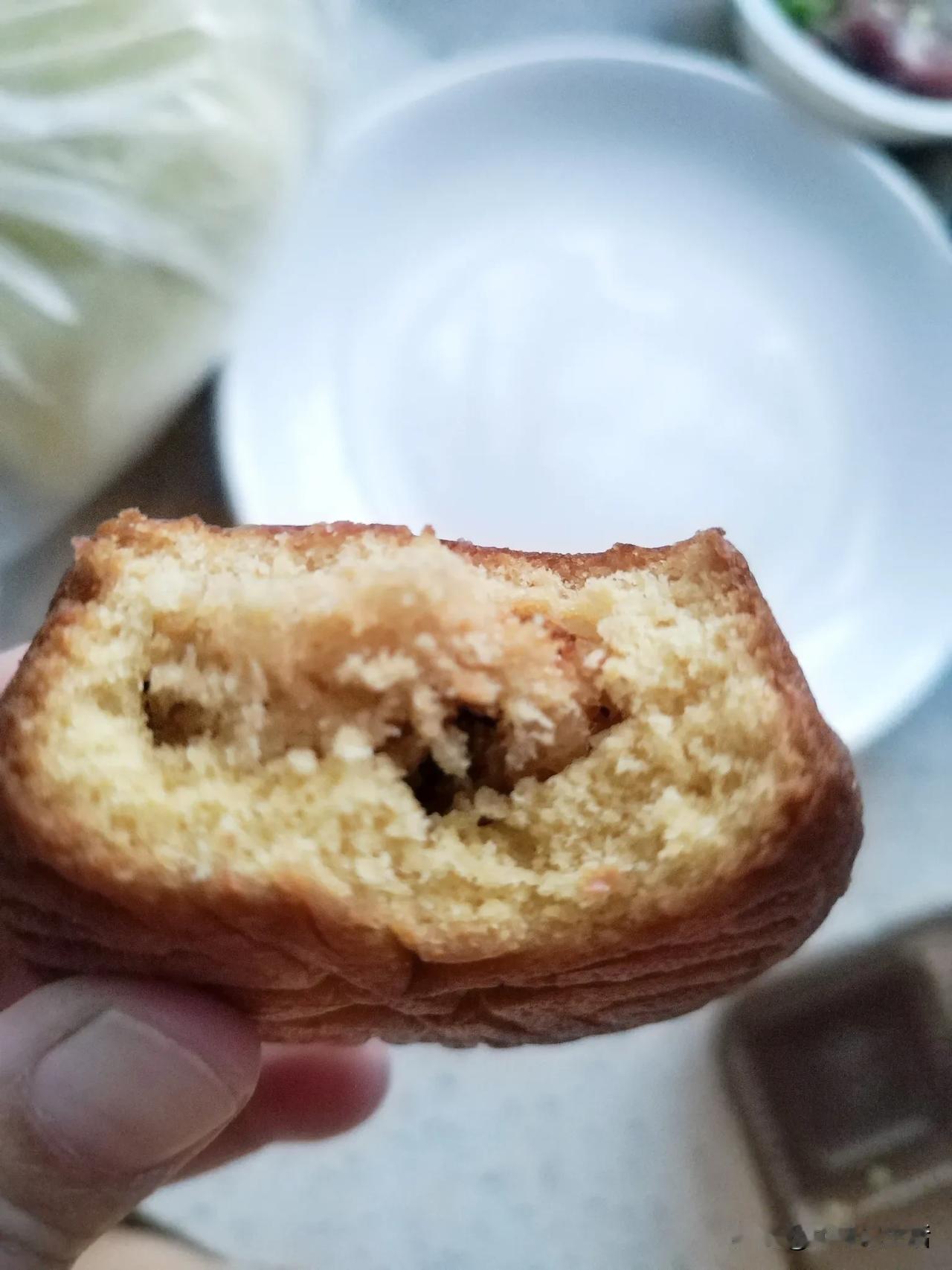 家里还有一盒月饼，我咬了一口顿时没胃口了。这盒月饼礼盒买来200多块钱，是打算过