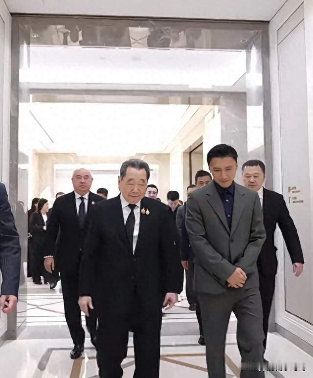 谢霆锋泰国商务之行火了！压过明星热度的，是83岁华商大佬